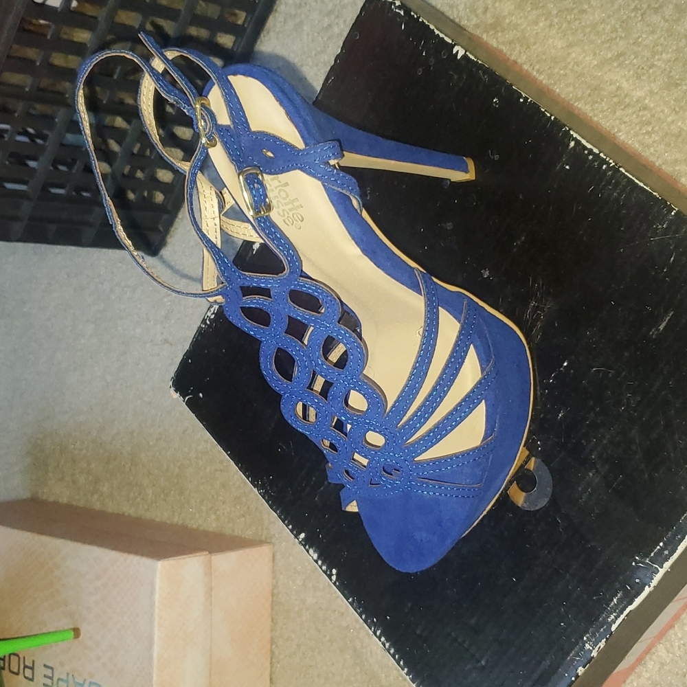 Platform Sandals - Picture 2 of 3